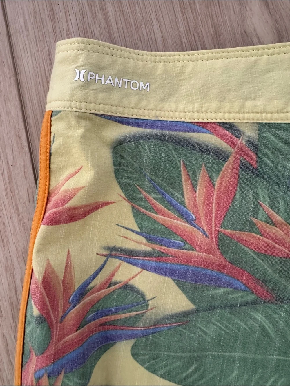 Men’s Hurley Phantom size 31 yellow tropical print board shorts swim trunks